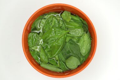 spinach leaves in vinegar solution