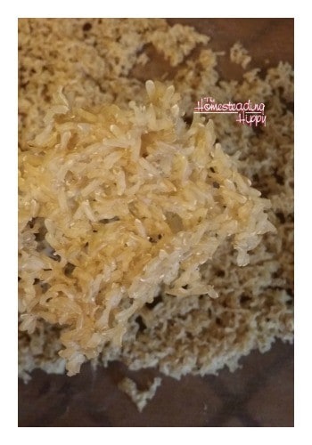 Make your own instant rice easily to have quick cooking meals while camping or in your bug out bag! Great for times when power is out and cooking options are limited~TheHomesteadingHippy #homesteadhippy #fromthefarm #prepared #dehydrated #instantrice