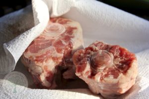 Drying oxtail with paper towel