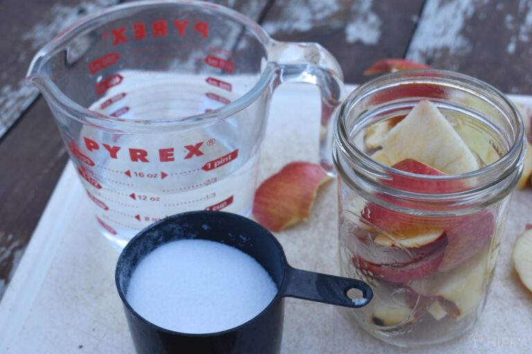 adding sugar to apple chunks in jar