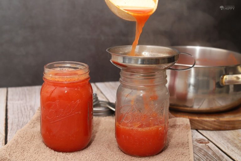 filling canning jars with tomato juice